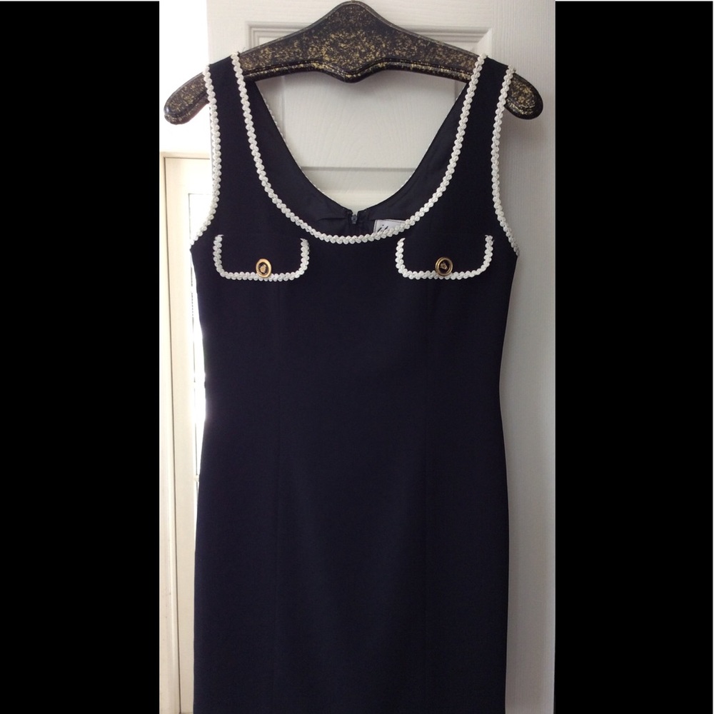 Pretty, Black sleeveless dress trimmed w/ white